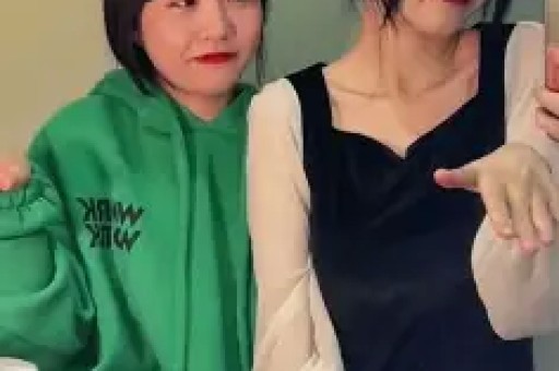 温碧霞现身草蜢演唱会疑似没穿内衣露尴尬点丈夫看手机不理她