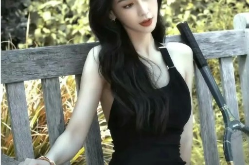 阿 Sa 望向林志玲眼神暗藏深意仿佛藏着锋芒嘴角扬起却笑意不达眼底皮笑肉不笑的微妙神态格外耐人寻味